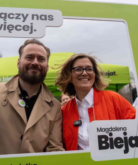 Krzysztof Stanowski wraz z Magdaleną Biejat podczas inauguracji jej miasteczka wyborczego (23 marca 2025). fot: Autorstwa Monika Szafrańska (Klub Lewicy) -Domena publiczna