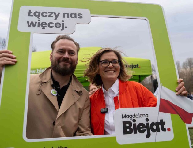 Krzysztof Stanowski wraz z Magdaleną Biejat podczas inauguracji jej miasteczka wyborczego (23 marca 2025). fot: Autorstwa Monika Szafrańska (Klub Lewicy) -Domena publiczna