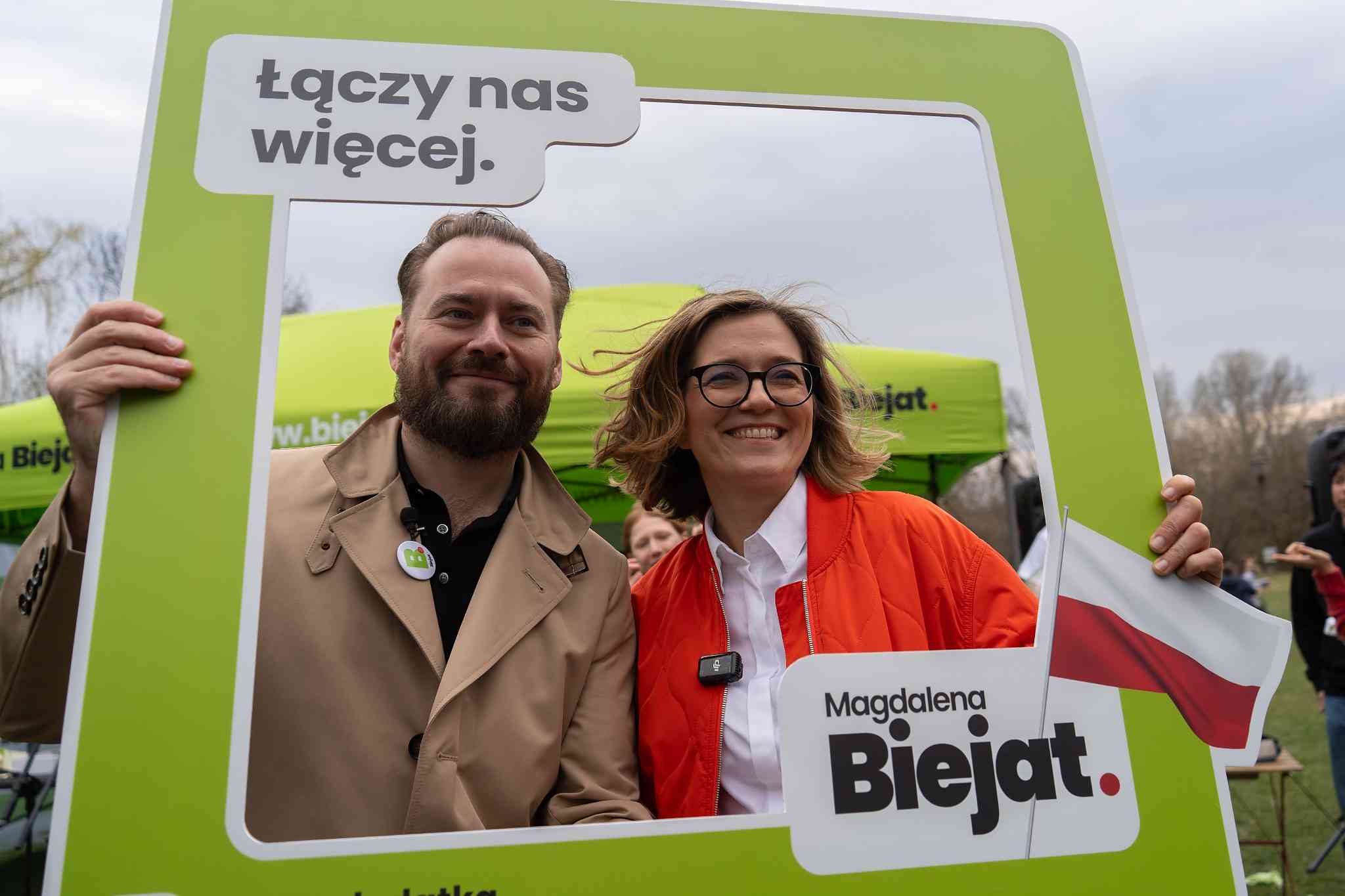 Krzysztof Stanowski wraz z Magdaleną Biejat podczas inauguracji jej miasteczka wyborczego (23 marca 2025). fot: Autorstwa Monika Szafrańska (Klub Lewicy) -Domena publiczna
