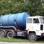 Pojazd asenizacyjny na podwoziu 3-osiowej ciężarówki serii Jelcz 300. Autorstwa Iwona Erskine-Kellie, CC BY 2.0