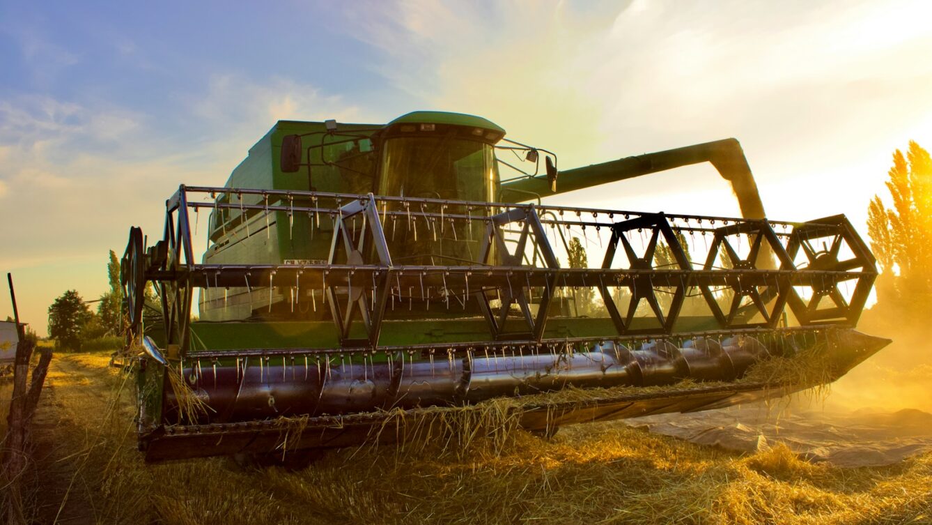 Dealerzy przez 11 lat dzielili klientów i blokowali rolnikom dostęp do tańszych ofert. UOKiK nałożył blisko 136 mln zł kar. fot: Diego L./Unsplash