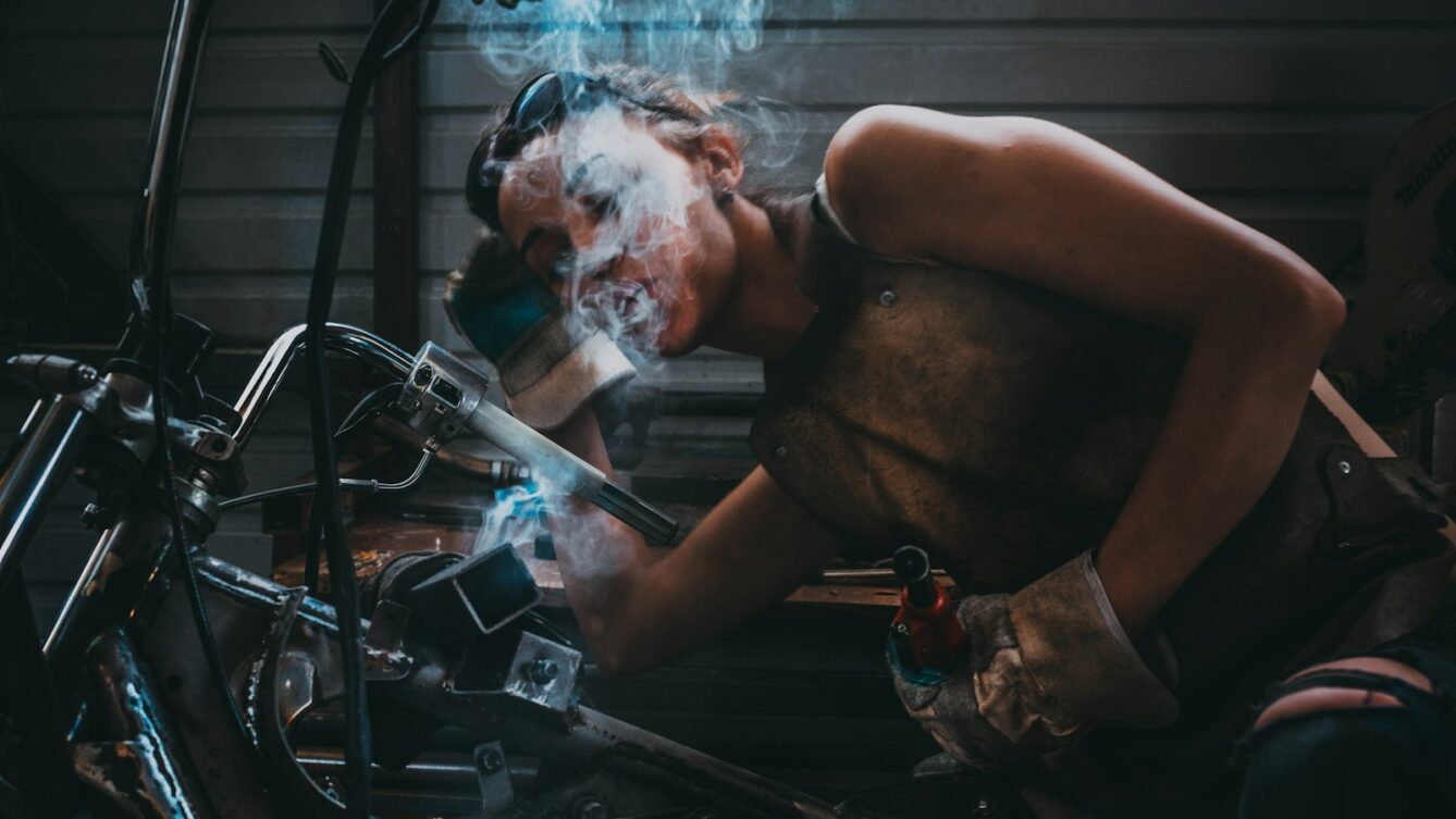 Spawacz czy spawaczka? Ministerstwo wyjaśnia neutralne płciowo nazwy stanowisk. Sprawdź cztery poprawne sposoby i stanowisko Rady Języka Polskiego. fot: Yaroslav Maltsev/unsplash