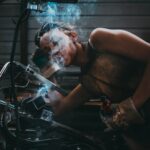 Spawacz czy spawaczka? Ministerstwo wyjaśnia neutralne płciowo nazwy stanowisk. Sprawdź cztery poprawne sposoby i stanowisko Rady Języka Polskiego. fot: Yaroslav Maltsev/unsplash