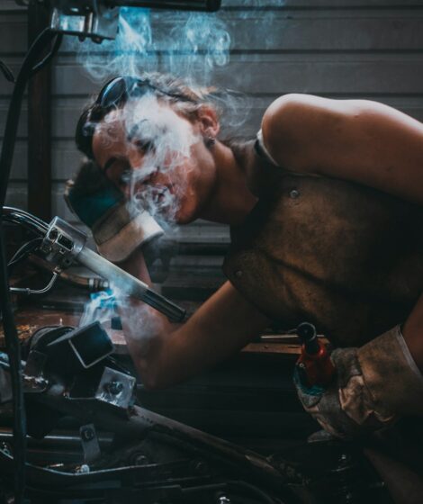 Spawacz czy spawaczka? Ministerstwo wyjaśnia neutralne płciowo nazwy stanowisk. Sprawdź cztery poprawne sposoby i stanowisko Rady Języka Polskiego. fot: Yaroslav Maltsev/unsplash