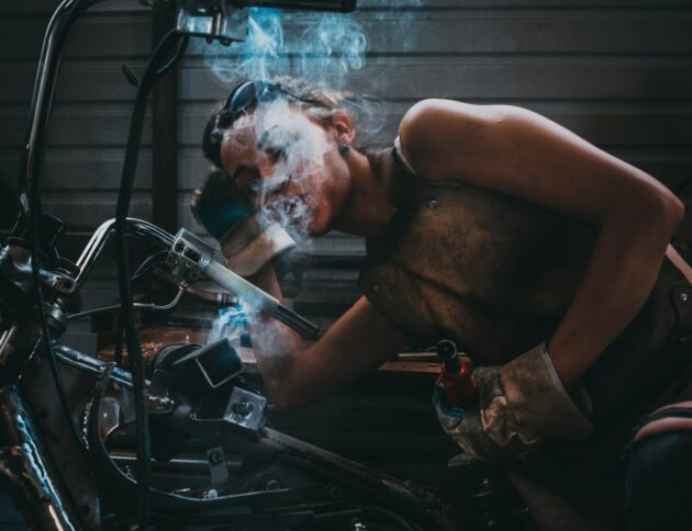 Spawacz czy spawaczka? Ministerstwo wyjaśnia neutralne płciowo nazwy stanowisk. Sprawdź cztery poprawne sposoby i stanowisko Rady Języka Polskiego. fot: Yaroslav Maltsev/unsplash