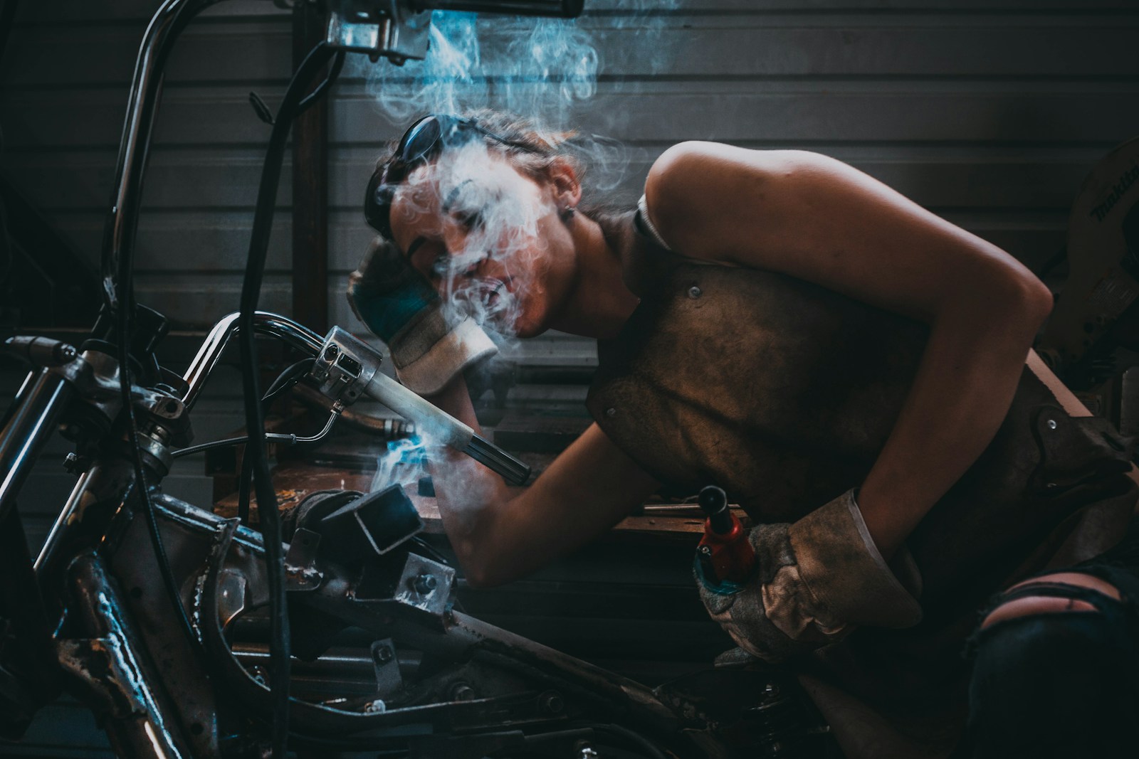 Spawacz czy spawaczka? Ministerstwo wyjaśnia neutralne płciowo nazwy stanowisk. Sprawdź cztery poprawne sposoby i stanowisko Rady Języka Polskiego. fot: Yaroslav Maltsev/unsplash