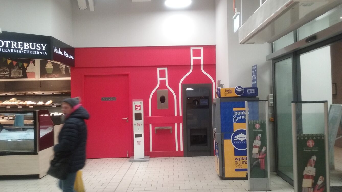 Automat przyjmujący butelki zwrotne w Tomaszowie Mazowieckim w Polsce. Wikipedia, CC0