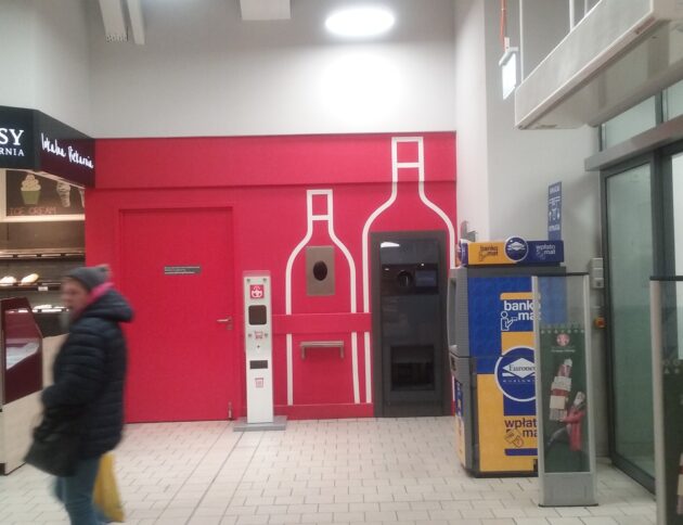 Automat przyjmujący butelki zwrotne w Tomaszowie Mazowieckim w Polsce. Wikipedia, CC0
