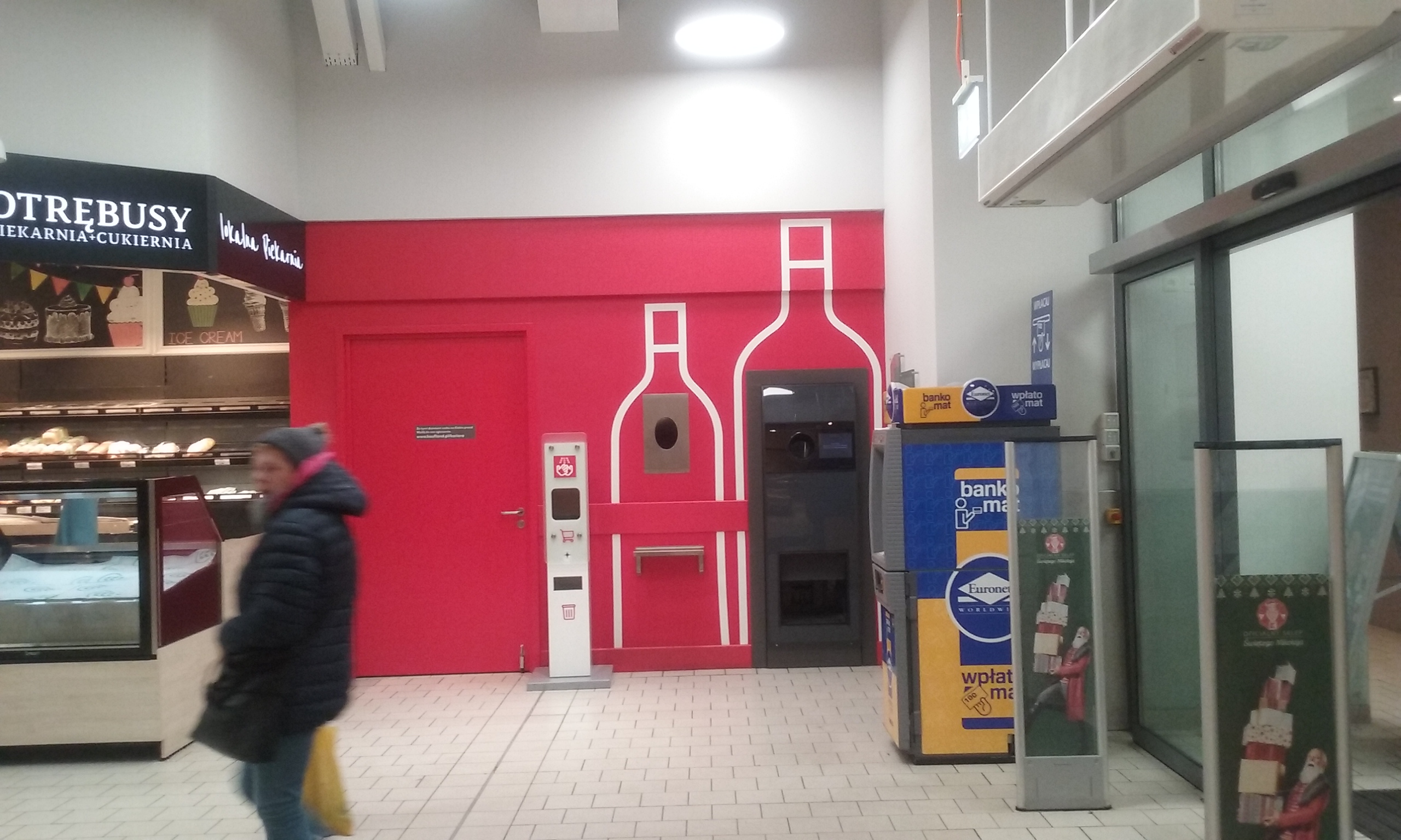 Automat przyjmujący butelki zwrotne w Tomaszowie Mazowieckim w Polsce. Wikipedia, CC0