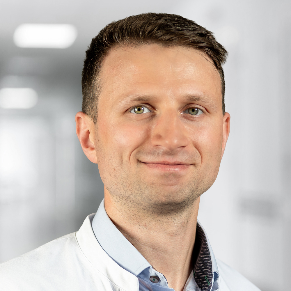 Dr n. med. Mateusz Moskal z LUX MED Szpital Carolina tłumaczy, na czym polegają dostęp przedni DAA i cięcie „bikini” w endoprotezoplastyce biodra. źródło: LUX MED Szpital Carolina