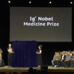 Ig Noble 2026 przyznane! Polacy nagrodzeni za badania nad zapachem dzieci. Laureaci otrzymali banknoty o nominale 100 bilionów dolarów zimbabweńskich.