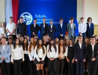 Inauguracja roku szkolnego. Polscy uczniowie osiągnęli w PISA 2025 wyniki powyżej średniej UE i OECD. W matematyce lepiej poradziła sobie tylko Estonia. MEN
