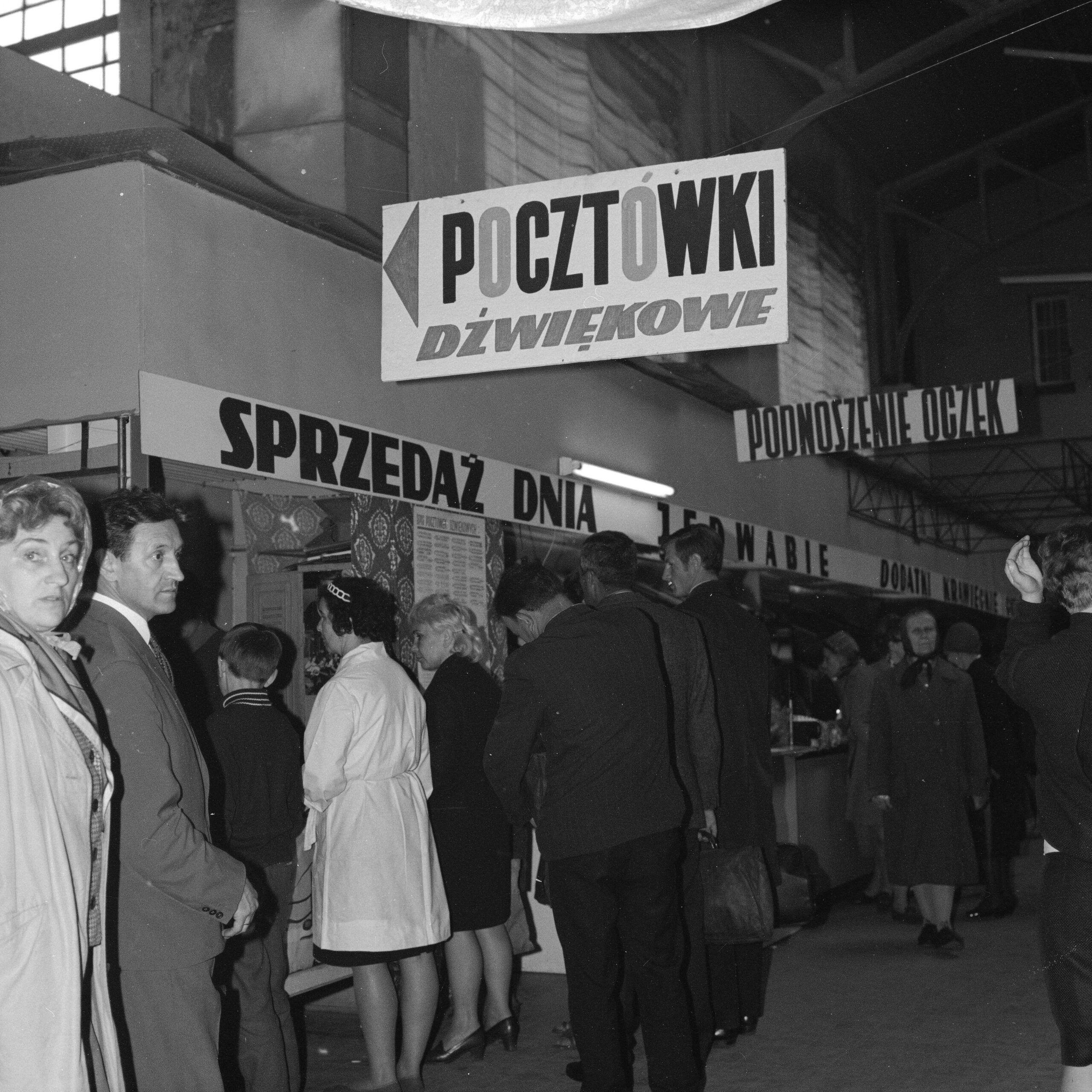 Kolejka w DH Koszyki w Warszawie. fot. NAC/Grażyna Rutowska