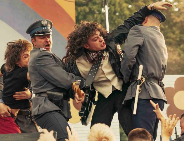 Film „Mniej obcy” o Janie Borysewiczu trafi do Netflixa 7 października. Platforma wypuściła zwiastun i wysłała Faktom Plus unikalne zdjęcia. źródło: Netflix
