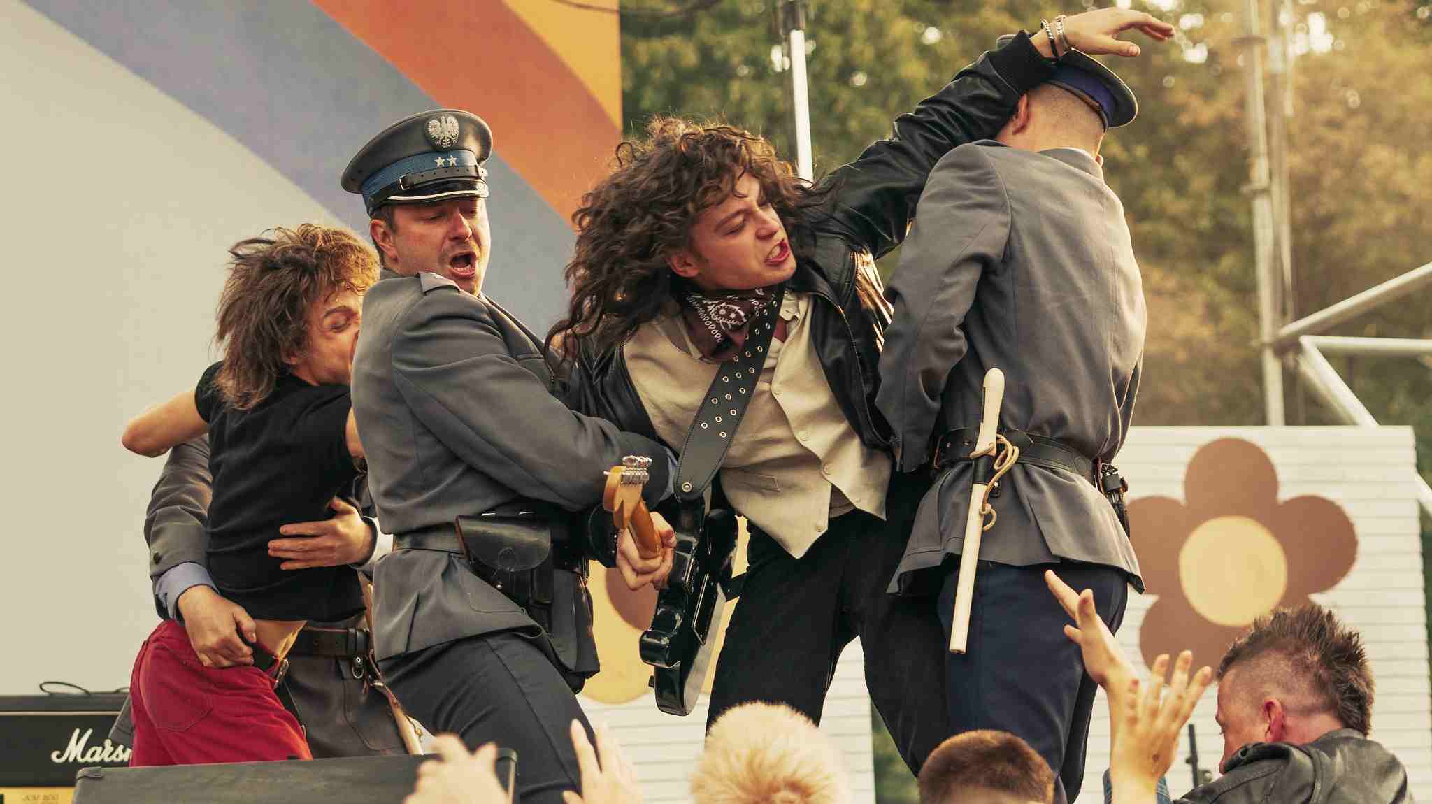 Film „Mniej obcy” o Janie Borysewiczu trafi do Netflixa 7 października. Platforma wypuściła zwiastun i wysłała Faktom Plus unikalne zdjęcia. źródło: Netflix