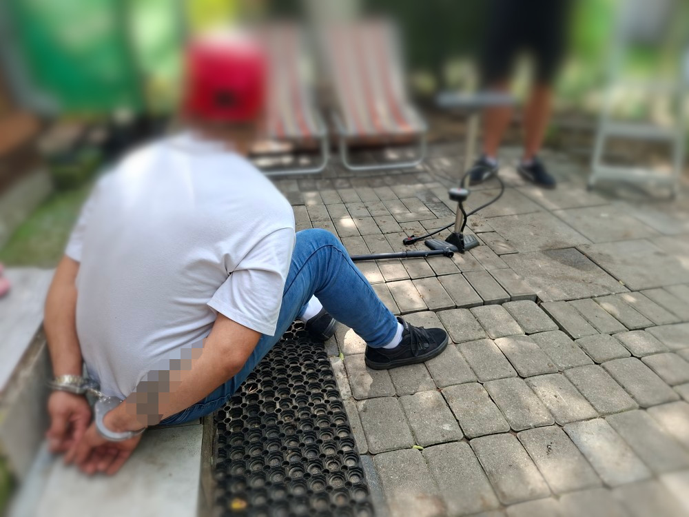 41-latek rozebrał chodnik i altanę w Otwocku. Z miejskiej kostki ułożył ścieżkę do domu. Za kradzież grozi mu pięć lat więzienia. fot: Policja
