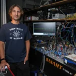 Prof. Michał Parniak z UW otrzymał 2 mln euro na badania. Jego zespół zbuduje anteny kwantowe dla sieci 6G, radarów i astronomii. źródło: UW, Fot. Mirek Kaźmierczak
