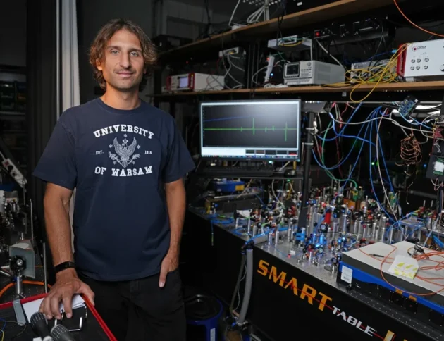 Prof. Michał Parniak z UW otrzymał 2 mln euro na badania. Jego zespół zbuduje anteny kwantowe dla sieci 6G, radarów i astronomii. źródło: UW, Fot. Mirek Kaźmierczak