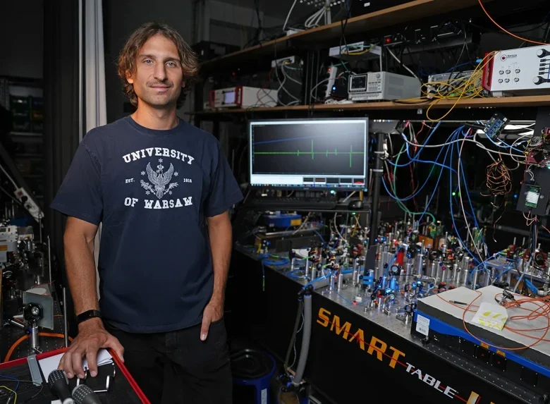 Prof. Michał Parniak z UW otrzymał 2 mln euro na badania. Jego zespół zbuduje anteny kwantowe dla sieci 6G, radarów i astronomii. źródło: UW, Fot. Mirek Kaźmierczak