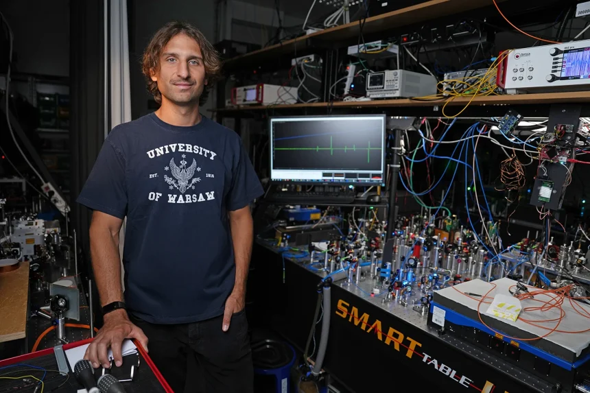 Prof. Michał Parniak z UW otrzymał 2 mln euro na badania. Jego zespół zbuduje anteny kwantowe dla sieci 6G, radarów i astronomii. źródło: UW, Fot. Mirek Kaźmierczak