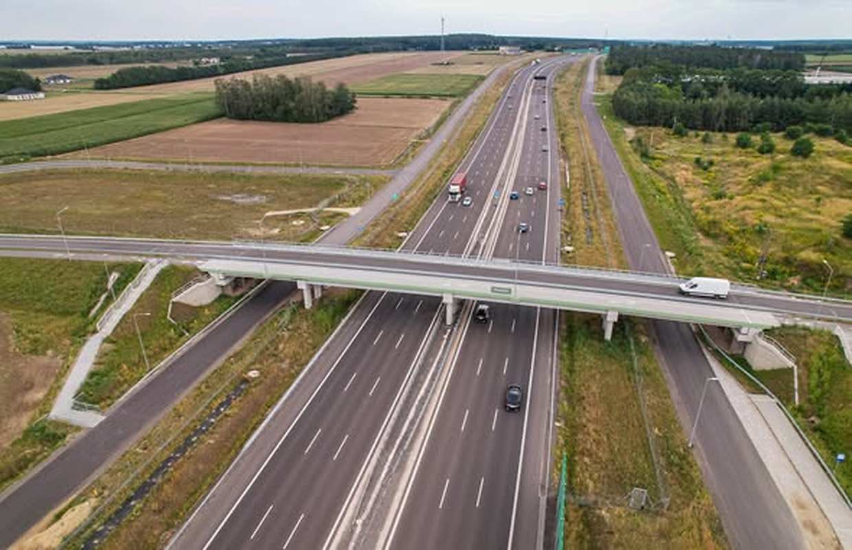 Na S7 między Płońskiem a Załuskami możemy już jeździć do 120 km/h. Drogowcy zakończyli prace i podnieśli dotychczasowy limit 100 km/h. GDDKiA