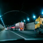 Rumuński kierowca jeździł nocami po Belgii za 200 euro miesięcznie. Po 11 latach wygrał i ma otrzymać ponad 202 tys. euro wyrównania. fot: jay huang/Unsplash