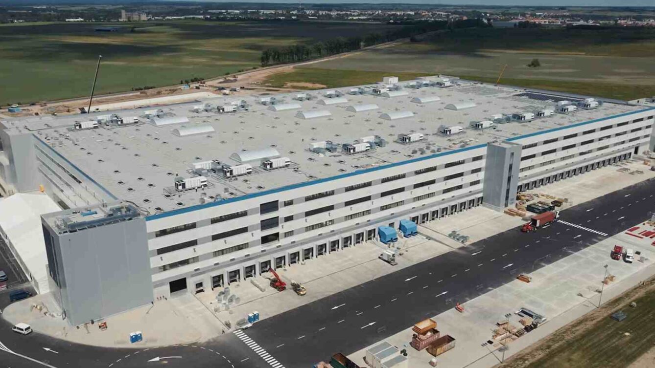 Amazon szuka pracowników w Dobromierzu. Pensja inżyniera od 17,1 tys. zł, stawki magazynierów do 38,52 zł brutto i dowóz pracowników. Źródło: Amazon
