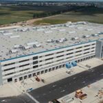 Amazon szuka pracowników w Dobromierzu. Pensja inżyniera od 17,1 tys. zł, stawki magazynierów do 38,52 zł brutto i dowóz pracowników. Źródło: Amazon