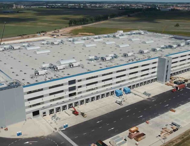 Amazon szuka pracowników w Dobromierzu. Pensja inżyniera od 17,1 tys. zł, stawki magazynierów do 38,52 zł brutto i dowóz pracowników. Źródło: Amazon