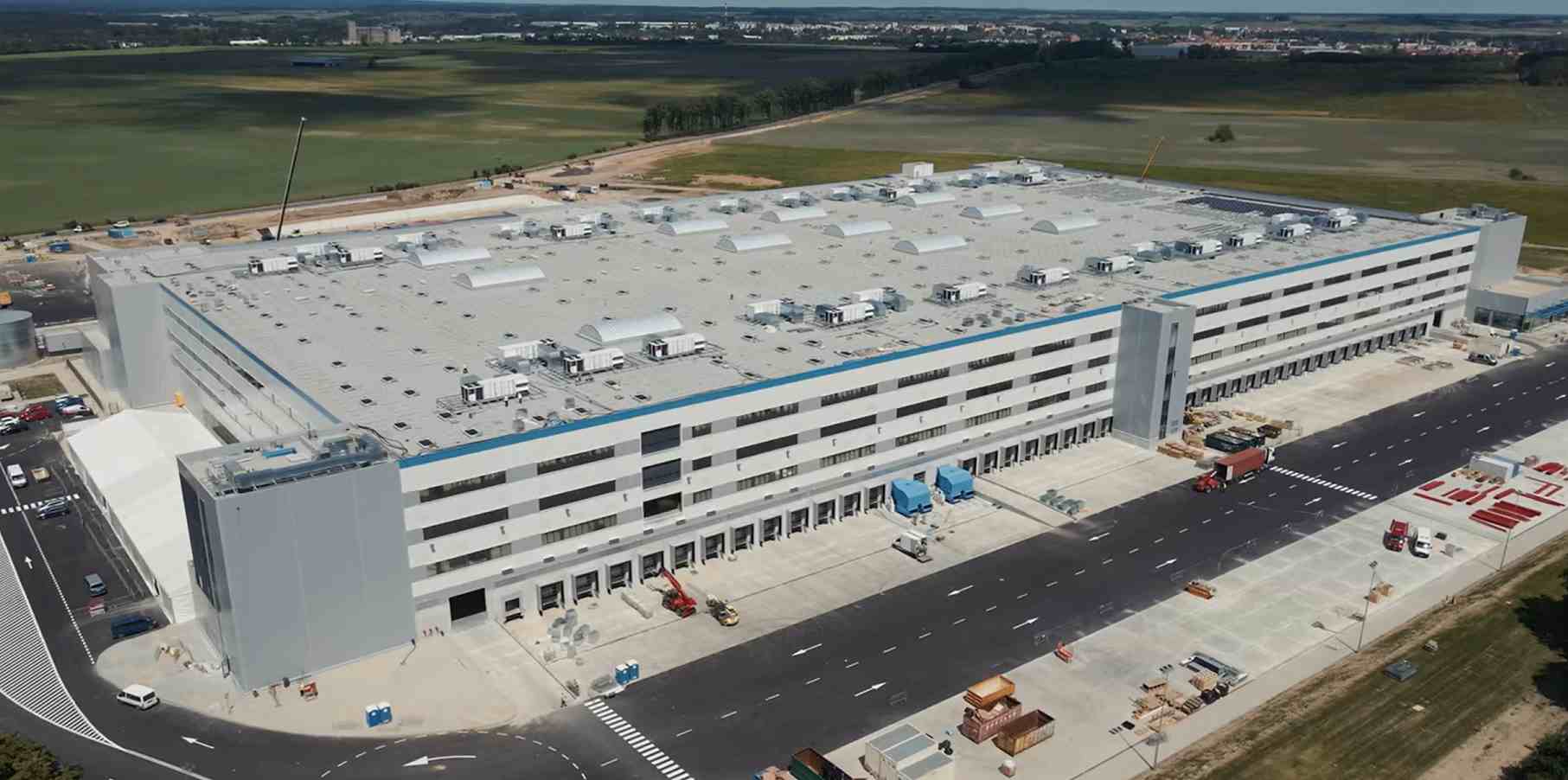 Amazon szuka pracowników w Dobromierzu. Pensja inżyniera od 17,1 tys. zł, stawki magazynierów do 38,52 zł brutto i dowóz pracowników. Źródło: Amazon