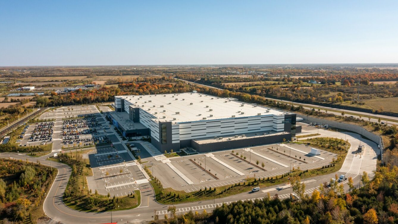 Amazon szuka pracowników w Dobromierzu. Pensja inżyniera od 17,1 tys. zł, stawki magazynierów do 38,52 zł brutto i dowóz pracowników. fot: Point3D Commercial Imaging Ltd.