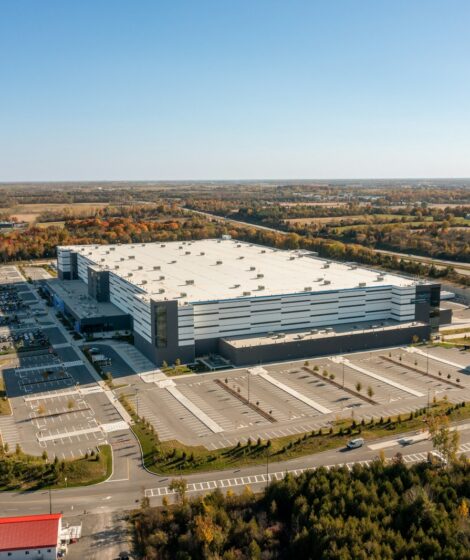 Amazon szuka pracowników w Dobromierzu. Pensja inżyniera od 17,1 tys. zł, stawki magazynierów do 38,52 zł brutto i dowóz pracowników. fot: Point3D Commercial Imaging Ltd.