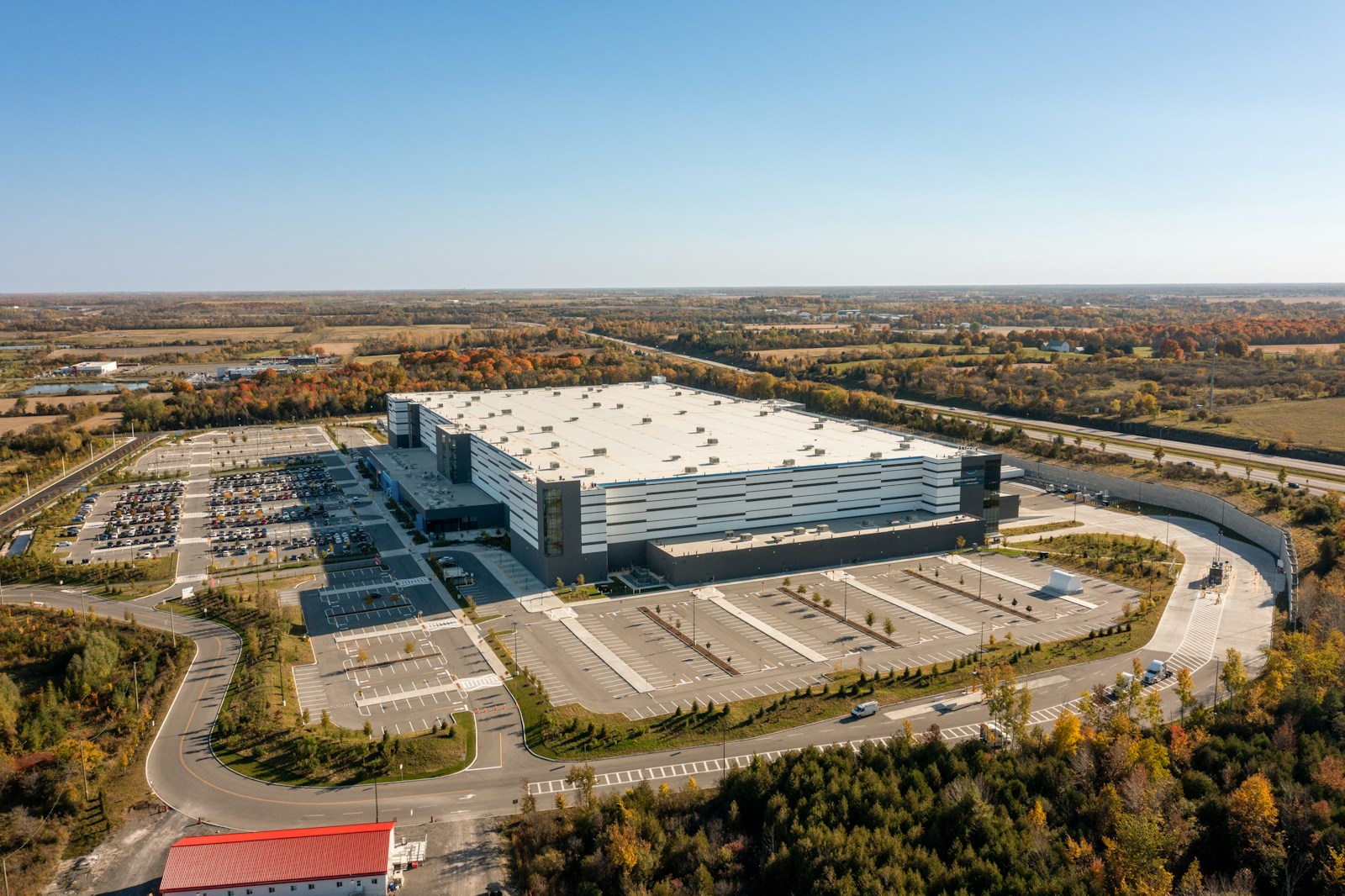 Amazon szuka pracowników w Dobromierzu. Pensja inżyniera od 17,1 tys. zł, stawki magazynierów do 38,52 zł brutto i dowóz pracowników. fot: Point3D Commercial Imaging Ltd.