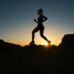 Czy kobiety są lepsze od mężczyzn w ultramaratonach? BBC pyta, a badania pokazują, jak wraz z dystansem zmienia się różnica między płciami. fot: Venti Views/Unsplash