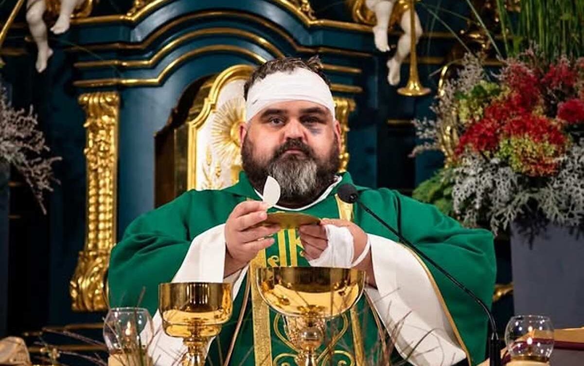 Ks. Adrian Mantykiewicz, ranny w ataku w Jarosławiu, wrócił do ołtarza. Wybaczył napastnikowi i zaapelował, by nie obwiniać Ukraińców. fot: Opactwo Jarosław