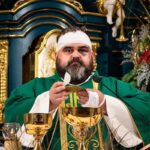 Ks. Adrian Mantykiewicz, ranny w ataku w Jarosławiu, wrócił do ołtarza. Wybaczył napastnikowi i zaapelował, by nie obwiniać Ukraińców. fot: Opactwo Jarosław