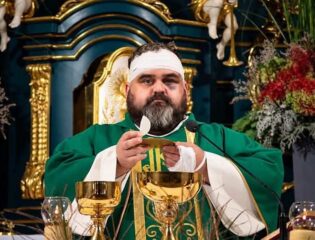 Ks. Adrian Mantykiewicz, ranny w ataku w Jarosławiu, wrócił do ołtarza. Wybaczył napastnikowi i zaapelował, by nie obwiniać Ukraińców. fot: Opactwo Jarosław