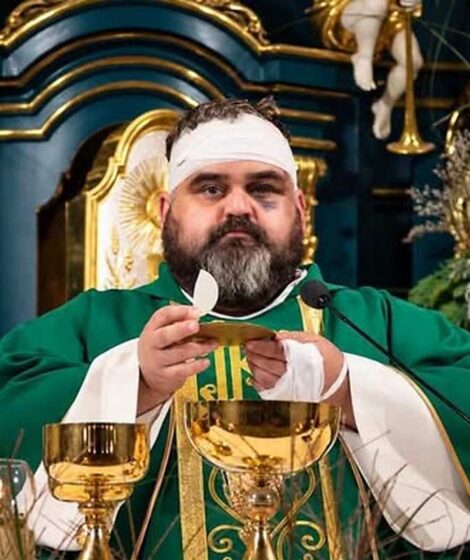 Ks. Adrian Mantykiewicz, ranny w ataku w Jarosławiu, wrócił do ołtarza. Wybaczył napastnikowi i zaapelował, by nie obwiniać Ukraińców. fot: Opactwo Jarosław