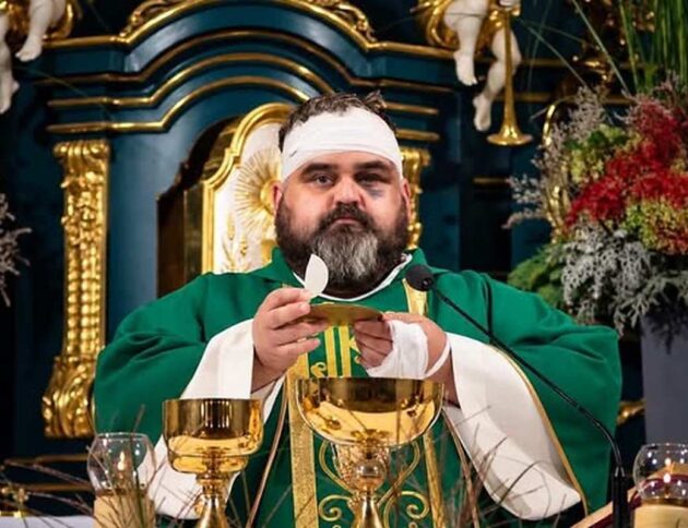 Ks. Adrian Mantykiewicz, ranny w ataku w Jarosławiu, wrócił do ołtarza. Wybaczył napastnikowi i zaapelował, by nie obwiniać Ukraińców. fot: Opactwo Jarosław