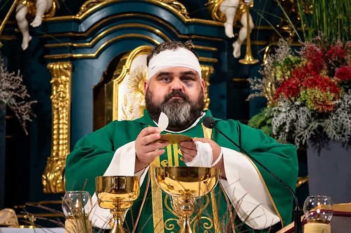 Ks. Adrian Mantykiewicz, ranny w ataku w Jarosławiu, wrócił do ołtarza. Wybaczył napastnikowi i zaapelował, by nie obwiniać Ukraińców. fot: Opactwo Jarosław