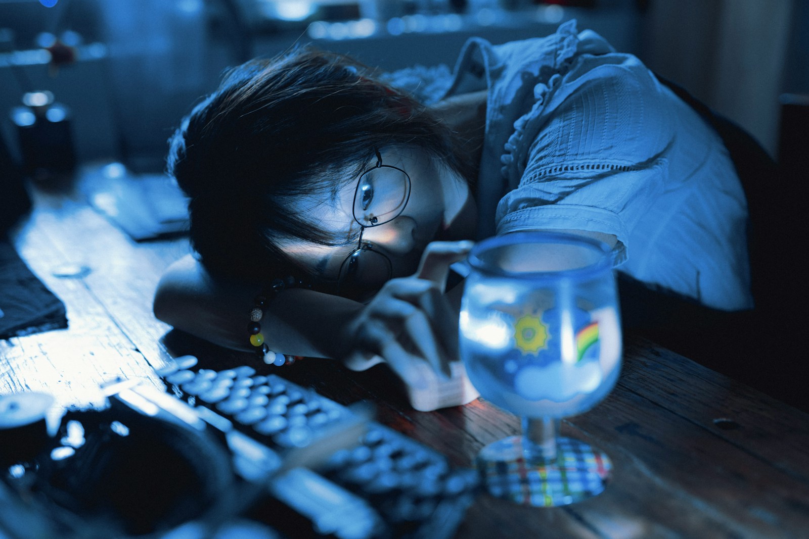 Przewlekłe zmęczenie deklaruje 80 proc. Polaków. Co czwarty śpi najwyżej sześć godzin. Raport PZU Zdrowie o śnie, stresie, pracy i badaniach. Photo by ooneiroslyl/Unsplash