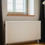 Kiedy włączą ogrzewanie w blokach w 2026 roku? Kaloryfery zaczynają grzać, ale w wielu budynkach temperaturą steruje automatyka pogodowa. fot: e24/Unsplash
