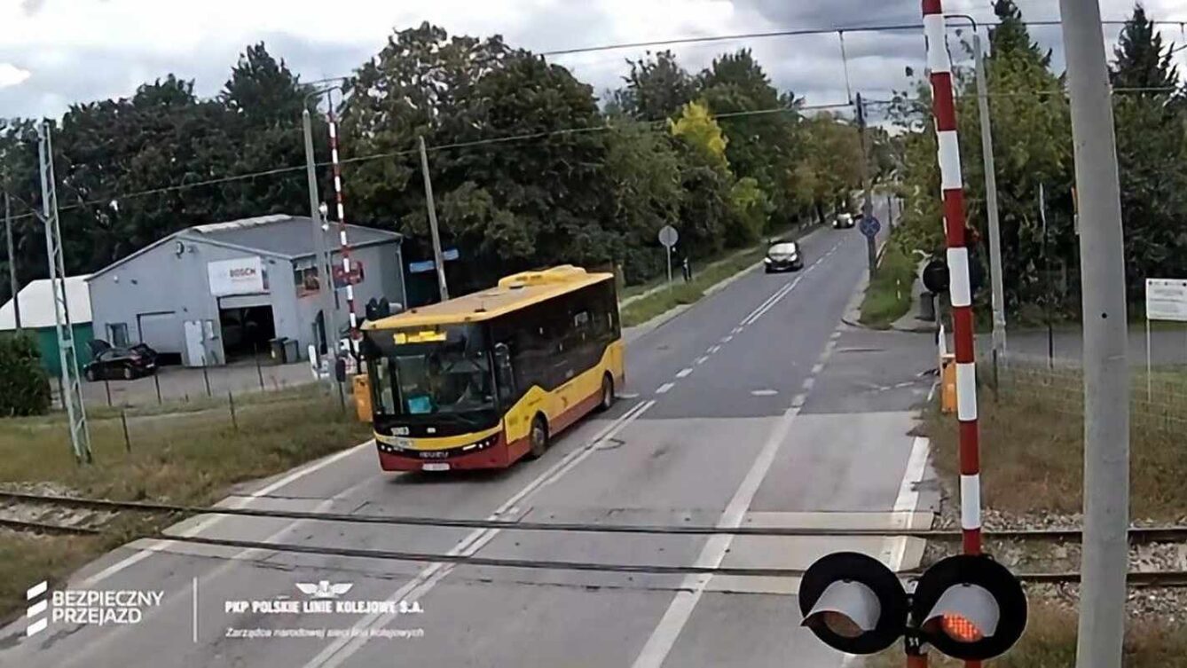 Rząd przyjął projekt surowszych kar na przejazdach kolejowych. Kierowcy mają tracić prawo jazdy na trzy miesiące. Sprawdź, za jakie wykroczenia.