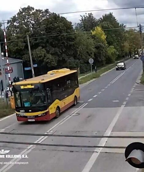 Rząd przyjął projekt surowszych kar na przejazdach kolejowych. Kierowcy mają tracić prawo jazdy na trzy miesiące. Sprawdź, za jakie wykroczenia.