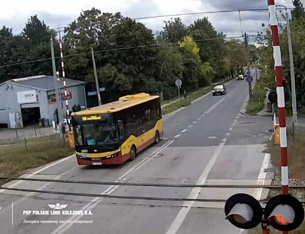 Rząd przyjął projekt surowszych kar na przejazdach kolejowych. Kierowcy mają tracić prawo jazdy na trzy miesiące. Sprawdź, za jakie wykroczenia.