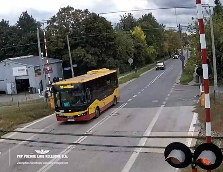 Rząd przyjął projekt surowszych kar na przejazdach kolejowych. Kierowcy mają tracić prawo jazdy na trzy miesiące. Sprawdź, za jakie wykroczenia.
