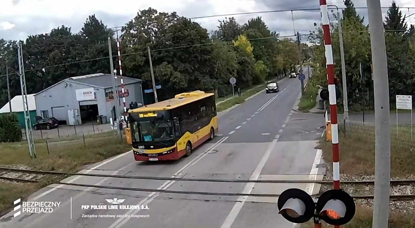 Rząd przyjął projekt surowszych kar na przejazdach kolejowych. Kierowcy mają tracić prawo jazdy na trzy miesiące. Sprawdź, za jakie wykroczenia.