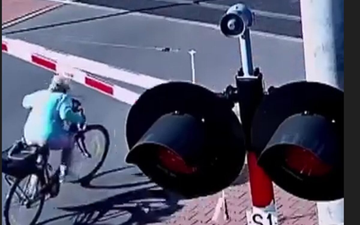 Rowerzystka wjechała na przejazd mimo czerwonego światła. Szlaban uderzył ją w głowę. Rząd zaostrza kary, a PKP apeluje o ostrożność. fot: PKP