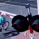 Rowerzystka wjechała na przejazd mimo czerwonego światła. Szlaban uderzył ją w głowę. Rząd zaostrza kary, a PKP apeluje o ostrożność. fot: PKP