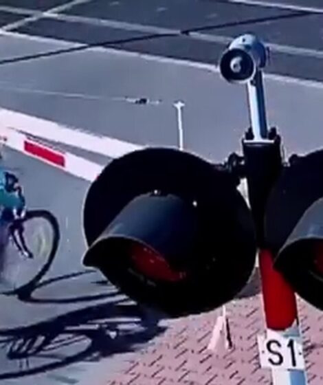 Rowerzystka wjechała na przejazd mimo czerwonego światła. Szlaban uderzył ją w głowę. Rząd zaostrza kary, a PKP apeluje o ostrożność. fot: PKP